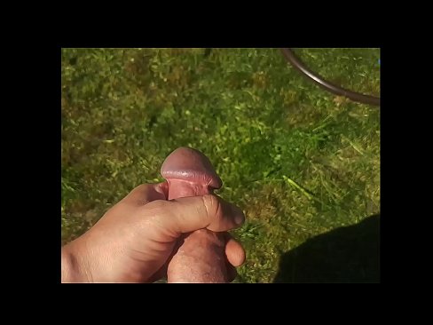 ❤️ A boazona fica com a rata rosa fodida e ejacula com um esguicho num jardim de Verão Porno duro em nós ❌️❤